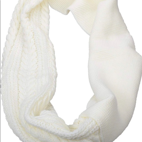 Crochet White Chunky Warm Knit Loop Scarf NIP - Picture 5 of 7